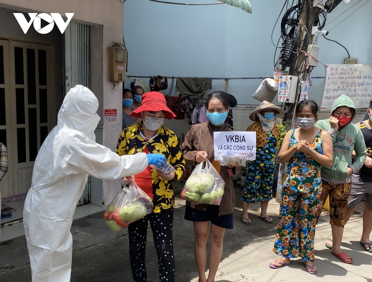 VKBIA donates 5,000 medical bags to residents in HCMC amid COVID-19 pandemic